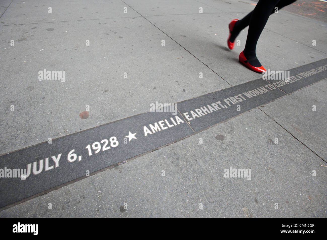 Eine Gedenktafel für Fliegerin Amelia Earhart unvergrößerten Parade nach ihren ersten Transatlantik Flug im Jahr 1928 in New York Stockfoto