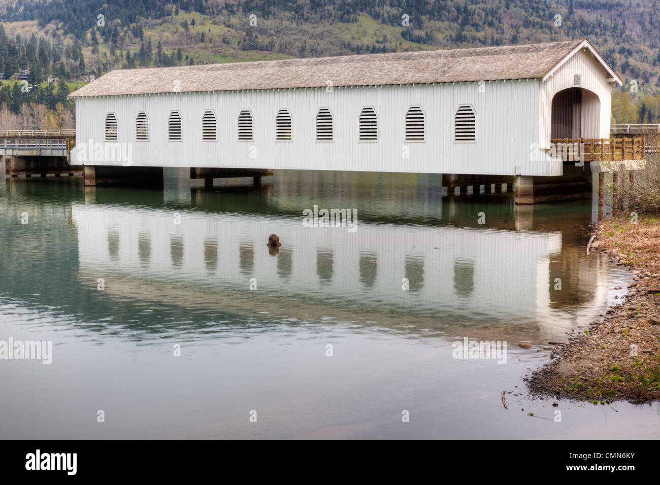 ODER Lane County, Lowell Covered Bridge, Baujahr 1945, Middle Fork Willamette River Stockfoto