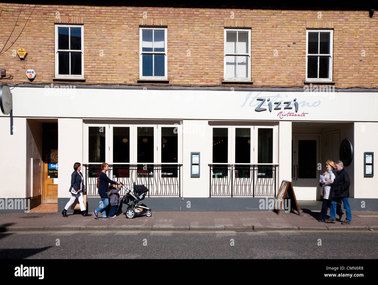 High Street Shop vorne, Zizzi Italiano Ristorante, UK Stockfoto