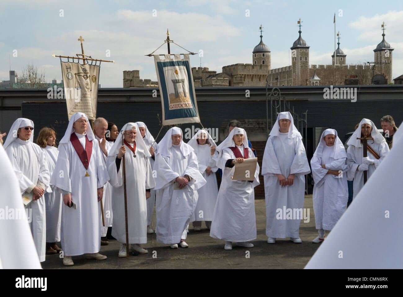 Die Tower Hill London Druids führen ihre alte Zeremonie zur Feier der Frühlings-Equinox durch. Tower of London im Hintergrund der 2012 2010er Jahre Großbritannien. England HOMER SYKES Stockfoto