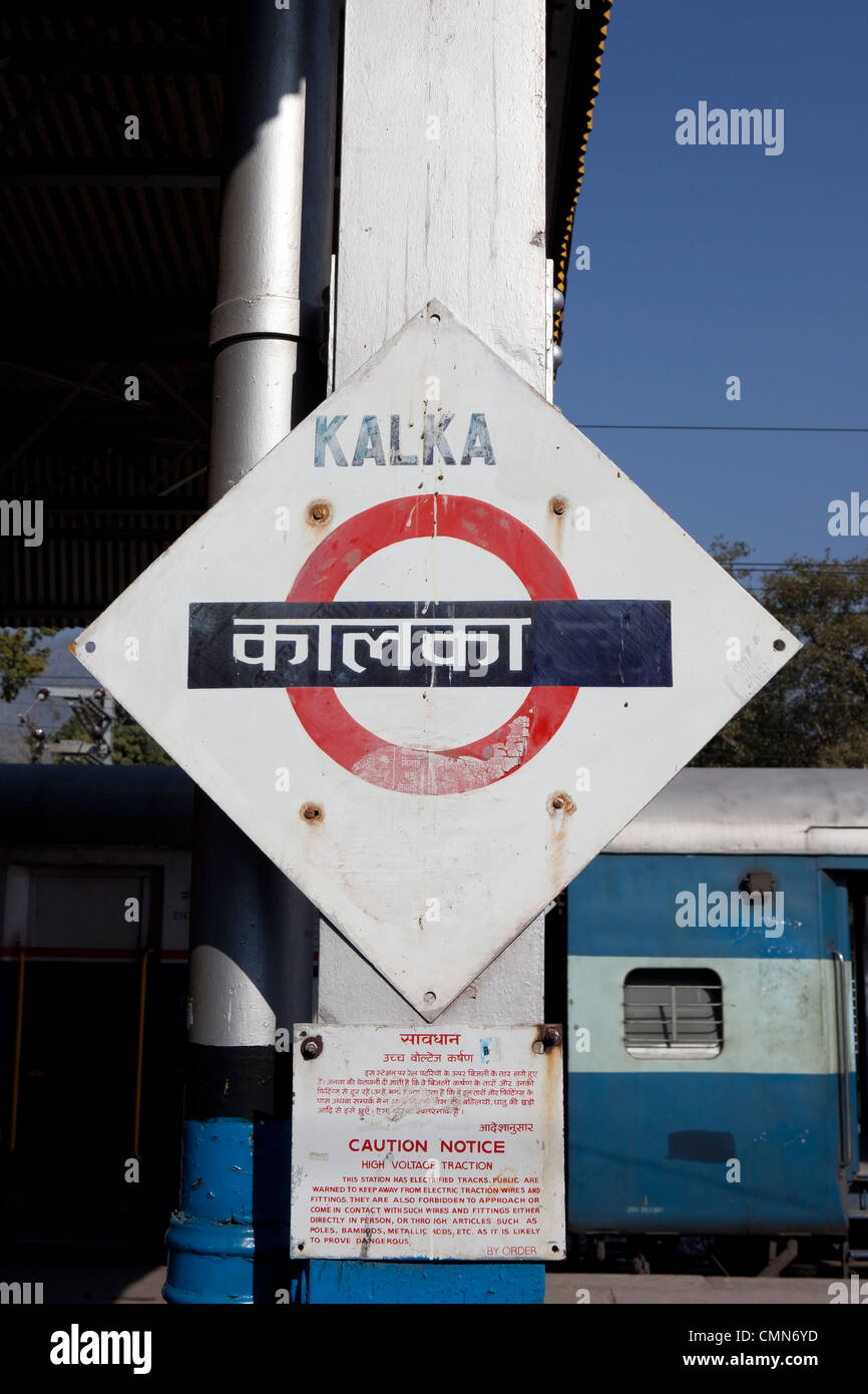 Eine bemalte Blechschild Warnung über die Gefahren der elektrifizierten Bahn Kalka Station Haryana, Indien Stockfoto