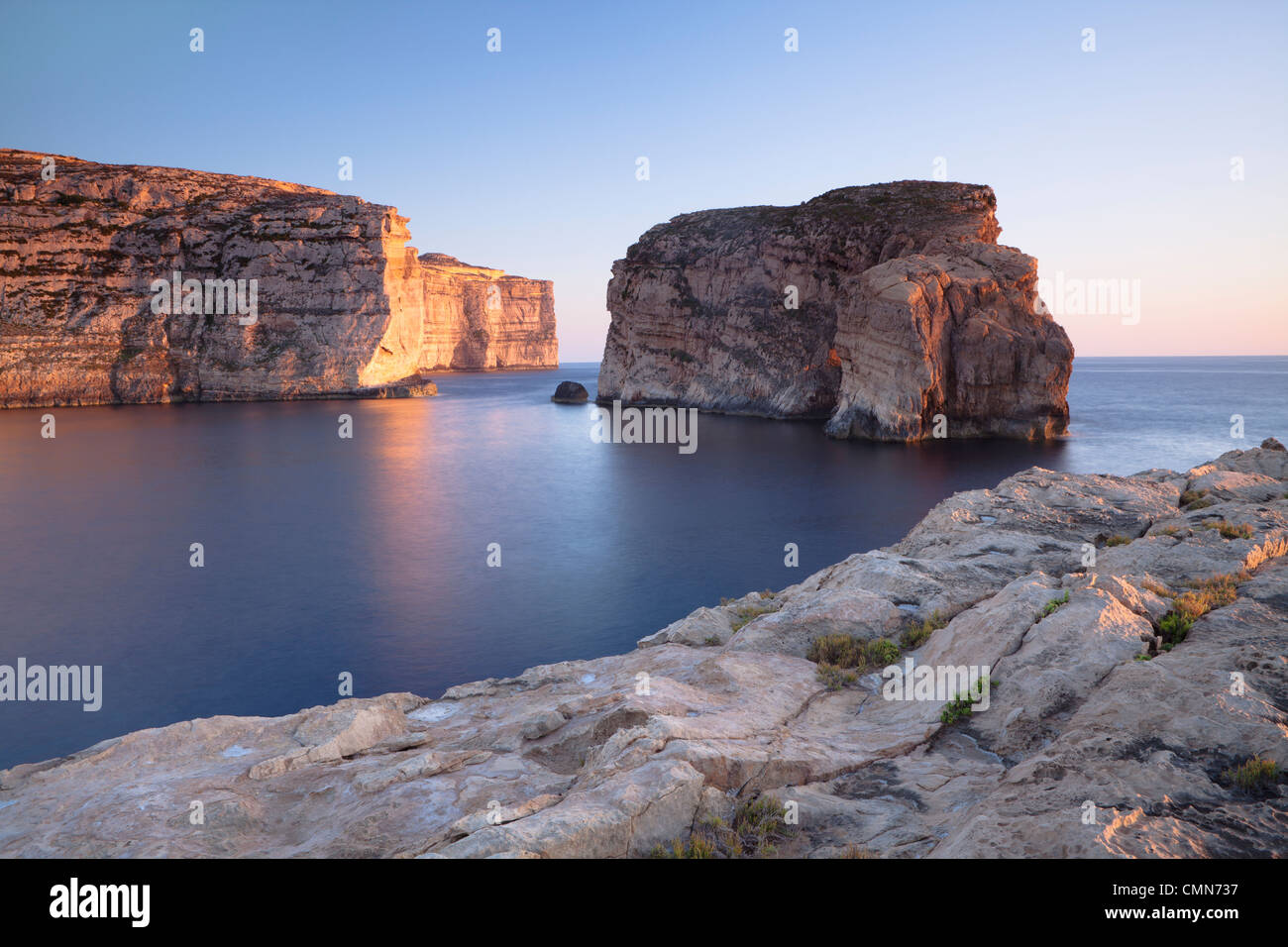 Horizontale Foto von Fungus Rock am Dwerja Point, Gozo, Malta Stockfoto