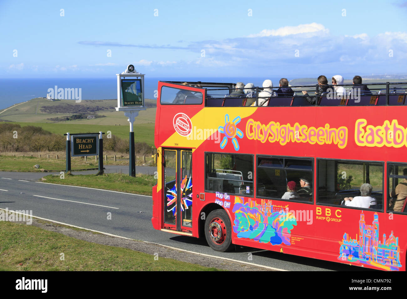 Eine offenen Bustour ruft am Beachy Head auf der South Downs National Park in der Nähe von Eastbourne, East Sussex, England. Stockfoto