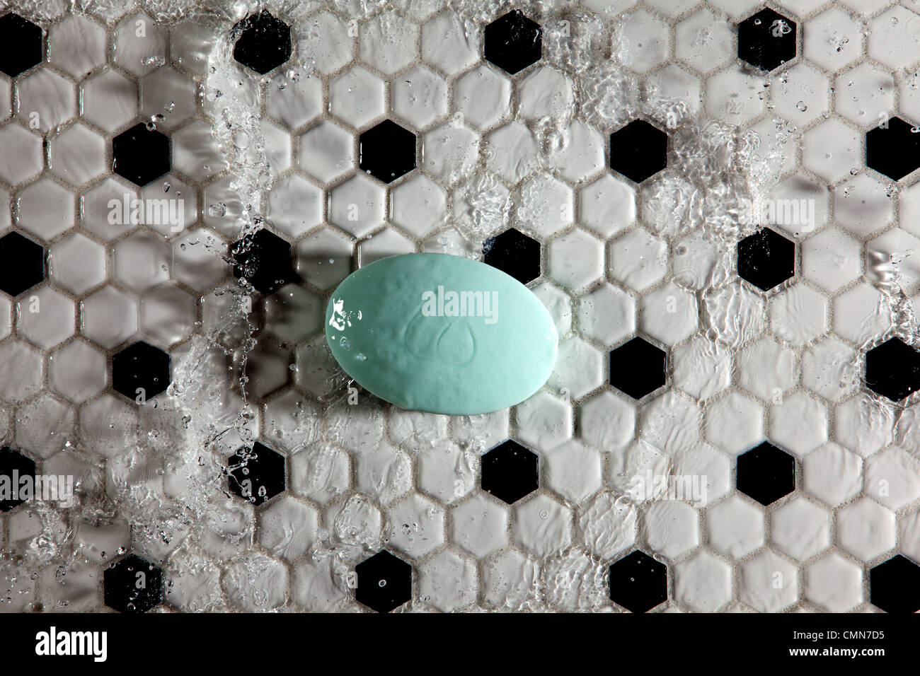 Blaue Seife auf dem Boden des Badezimmers mit Spritzwasser Stockfoto
