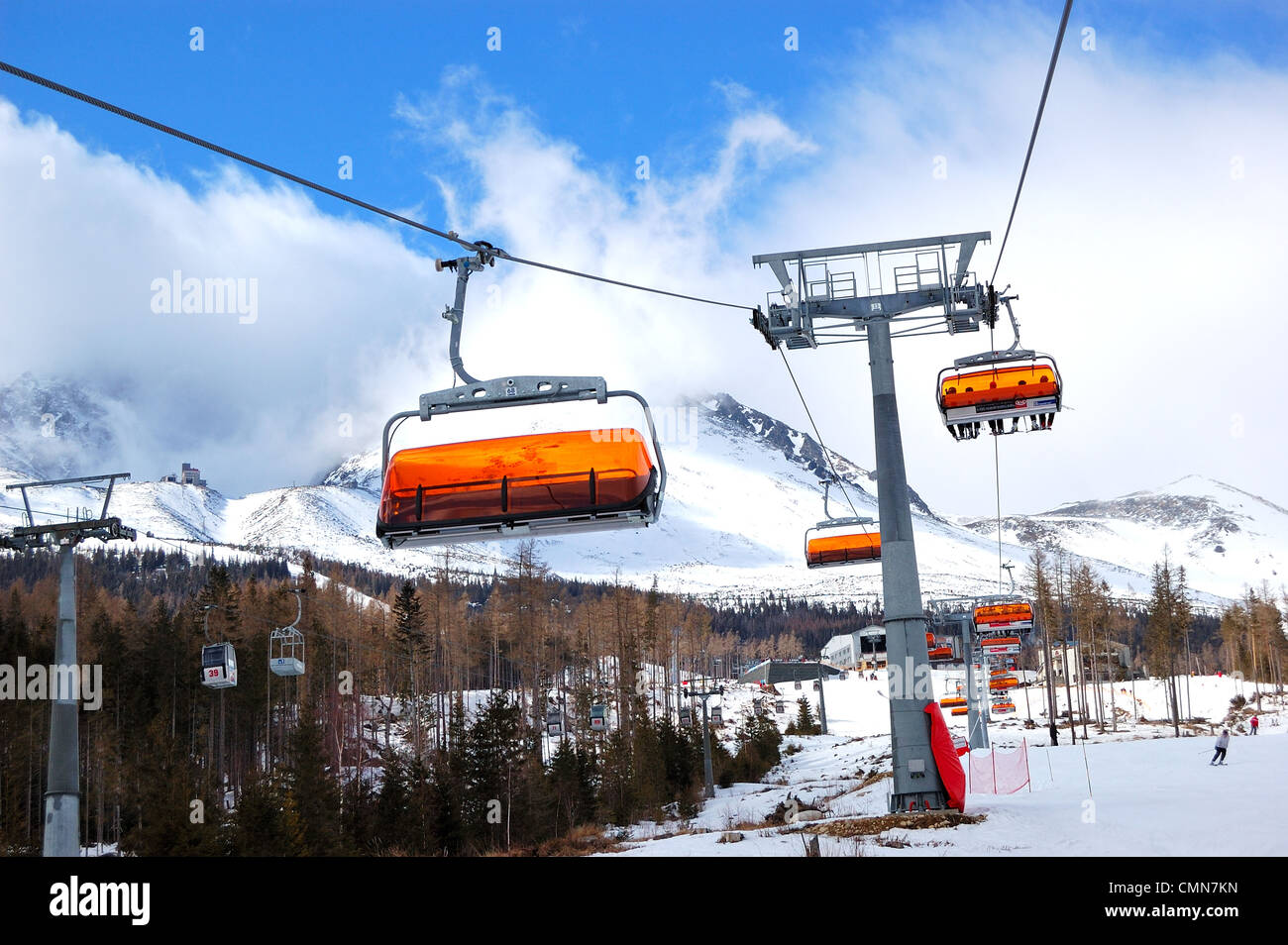 Seilbahn in Tatranska Lomnica. Es ist das beliebte Skigebiet in der hohen Tatra mit 6 km langen ab Track, Slowakei Stockfoto