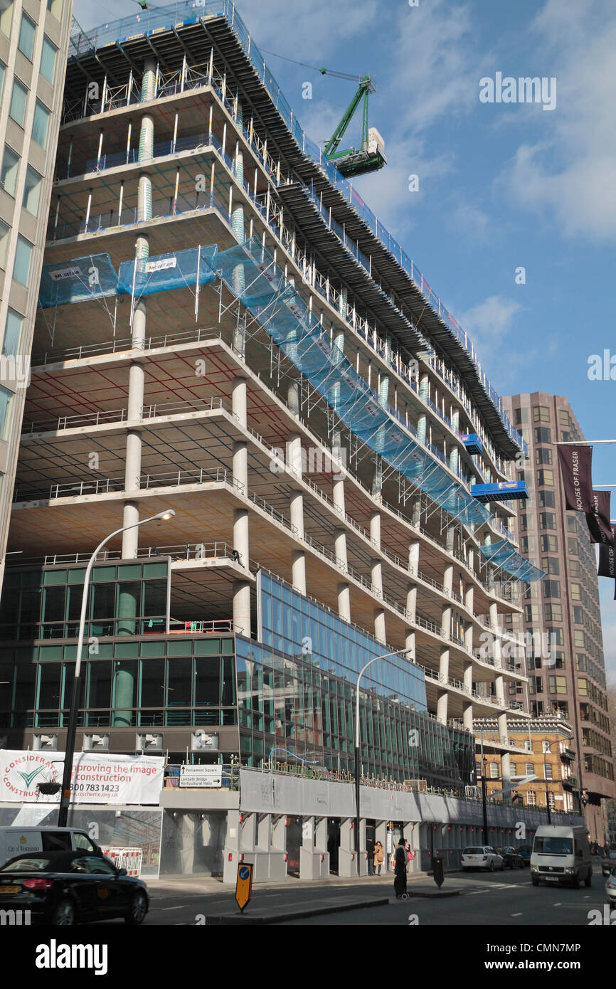 Moderne Beton gerahmt Gebäude (62 Buckingham Gate) im Bau mit geneigten/abgewinkelt Spalten in Westminster, London, UK. Stockfoto