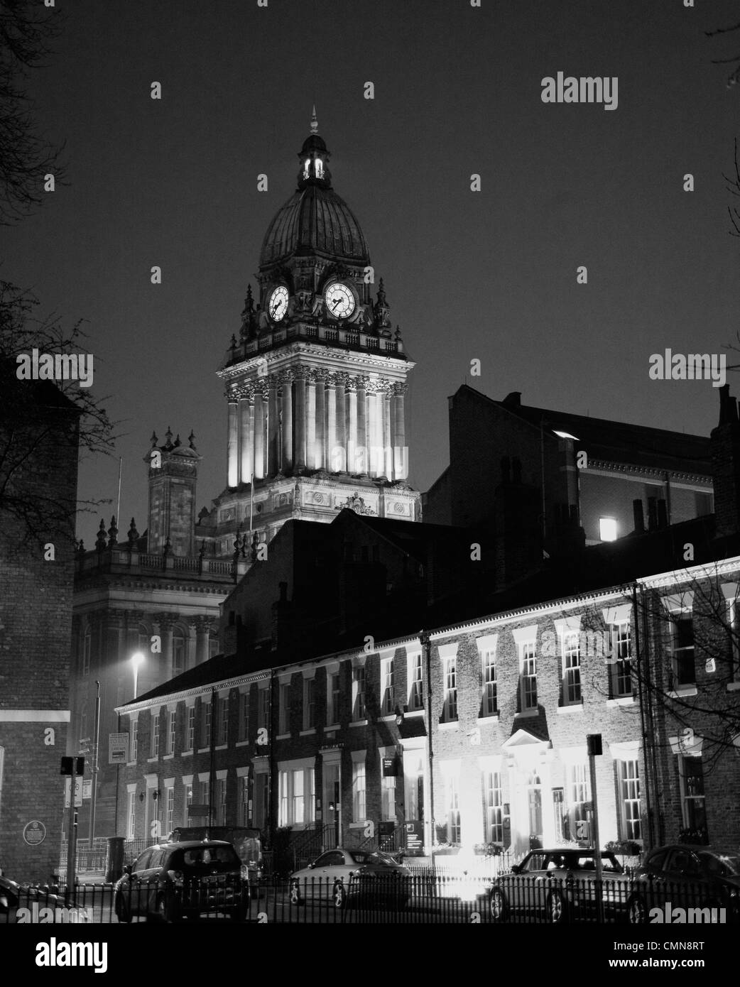 Eine schwarze und weiße Nachtaufnahme von Leeds Rathaus vom Park entfernt Stockfoto