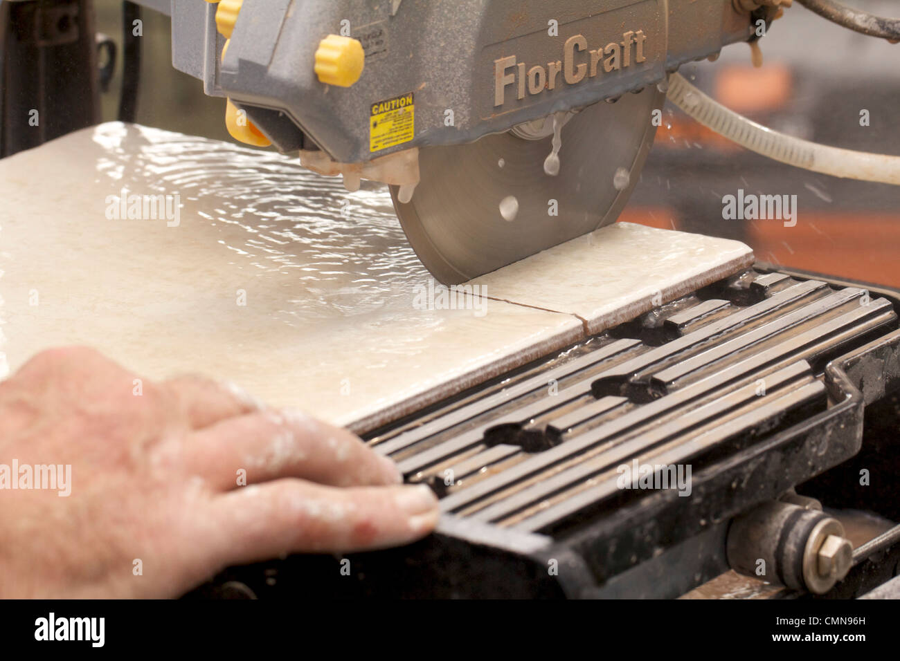 Keramische Fliesen geschnitten mit Wasser gekühlt, Diamant-Trennscheibe. Stockfoto