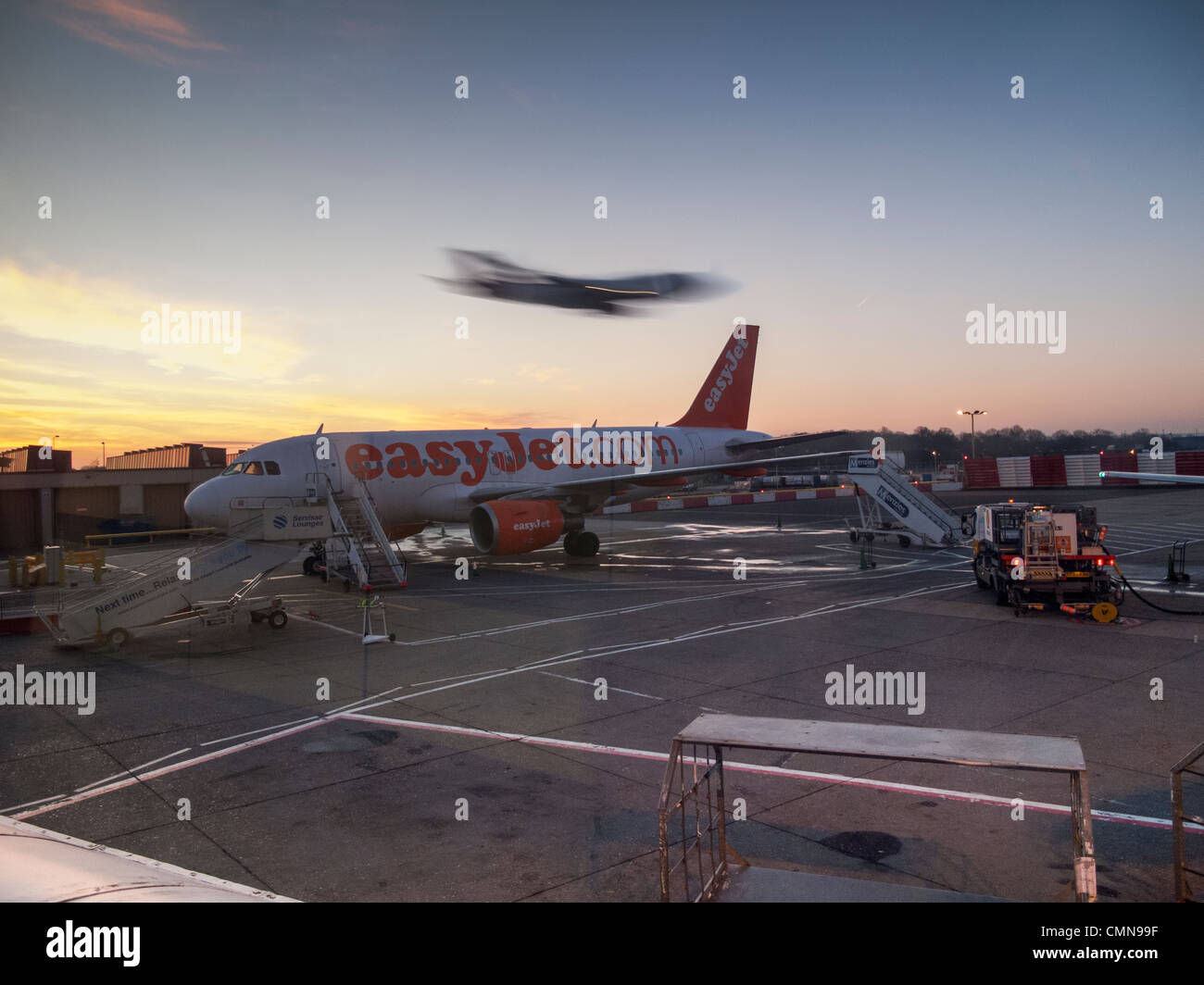 EasyJet Flugzeug, Gatwick Flughafen, London, England Stockfoto