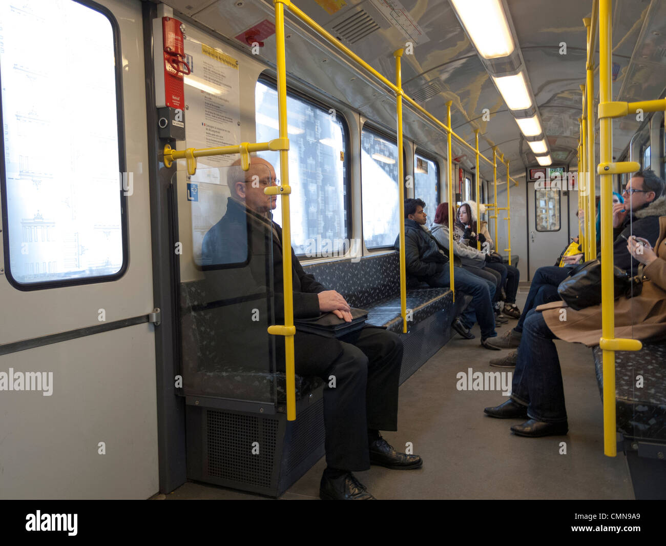 Berlin, Deutschland-Pendler auf der U2 u-Line, U-Bahn, Berlin, Deutschland Stockfoto