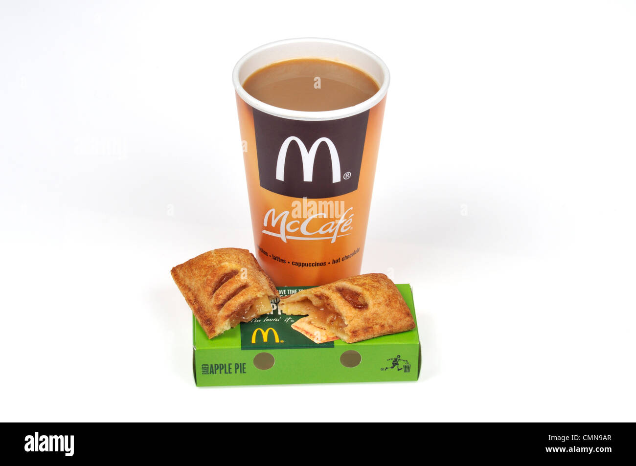 McDonald's Tasse Kaffee und heißer Apfelkuchen auf weißem Hintergrund ausschneiden USA. Stockfoto