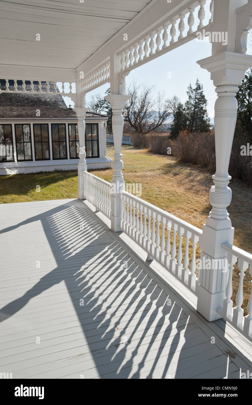 Veranda auf 1890 hinaus, um das ursprüngliche Haus auf der Grant-Kohrs Ranch in Deer Lodge, Montana. National Historic Site. Stockfoto