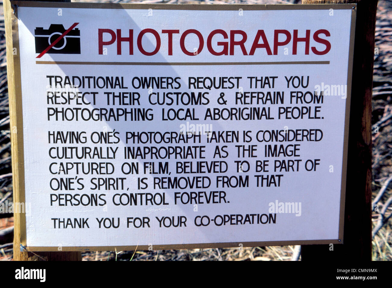 Ein Schild "No Photography" fragt Besucher, die Anangu Aborigines zu respektieren, die rund um die weltberühmte Uluru (Ayers Rock) im nördlichen Australien leben. Stockfoto