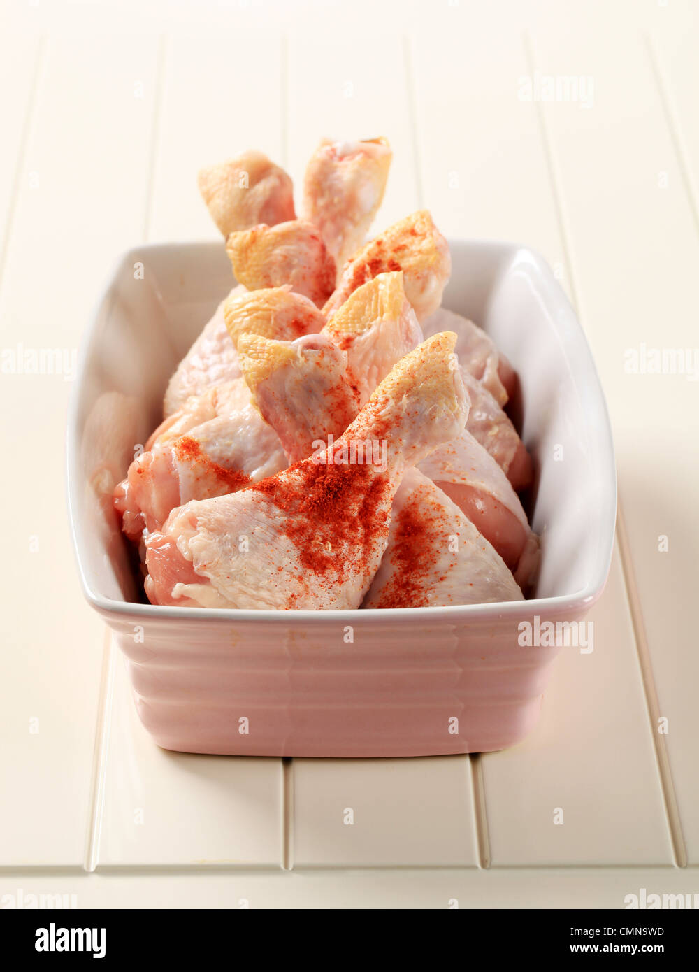 Rohem Hühnerfleisch Drumsticks, gewürzt mit rotem paprika Stockfoto