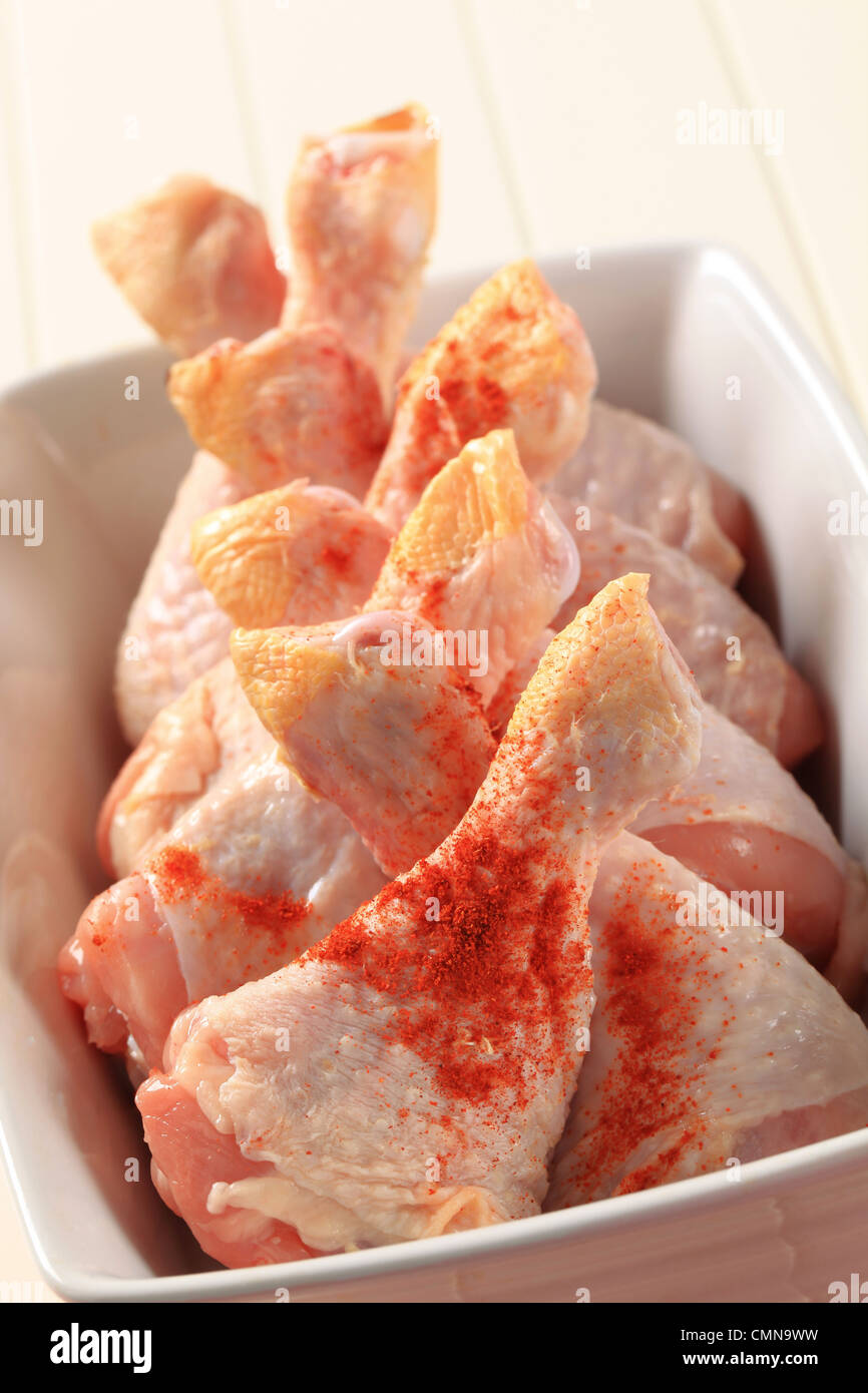 Rohem Hühnerfleisch Drumsticks, gewürzt mit rotem paprika Stockfoto