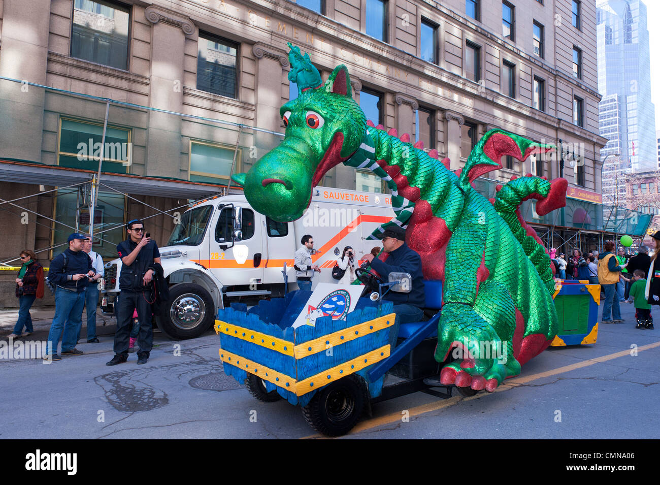 Irische Drachen Figur in der 2012 St. Patricks Day Parade in Montreal, Québec, Kanada. Stockfoto