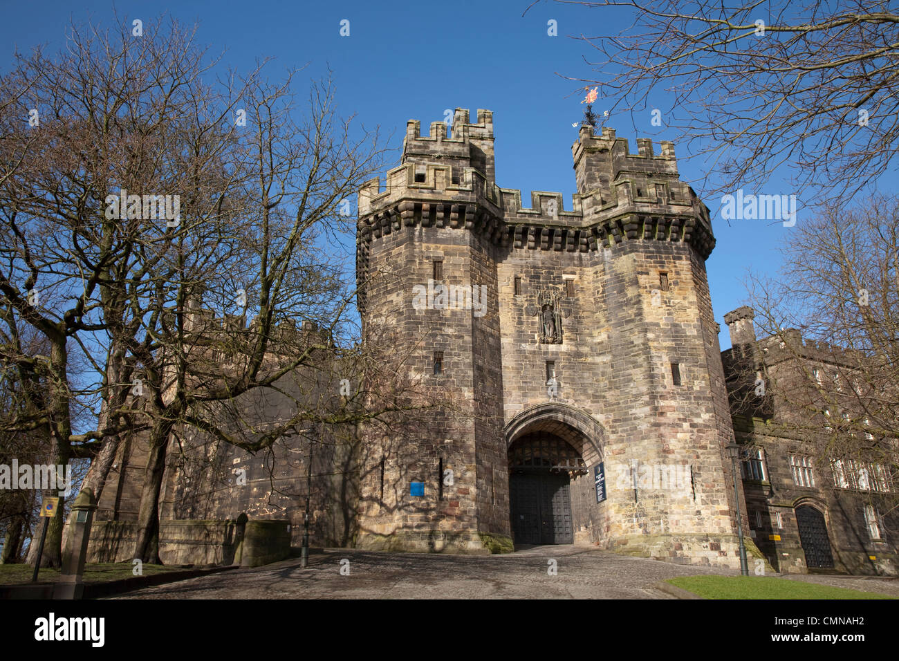 Das beeindruckende Torhaus von Lancaster Castle, mit einer Statue von John of Gaunt Stockfoto