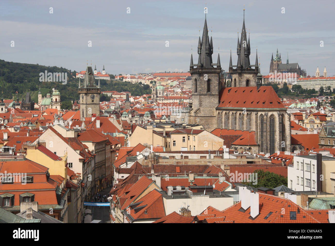 Ansicht von oben den Pulverturm, Prag, in Richtung der Türme der Frauenkirche vor Tyn und Prager Burg jenseits Stockfoto
