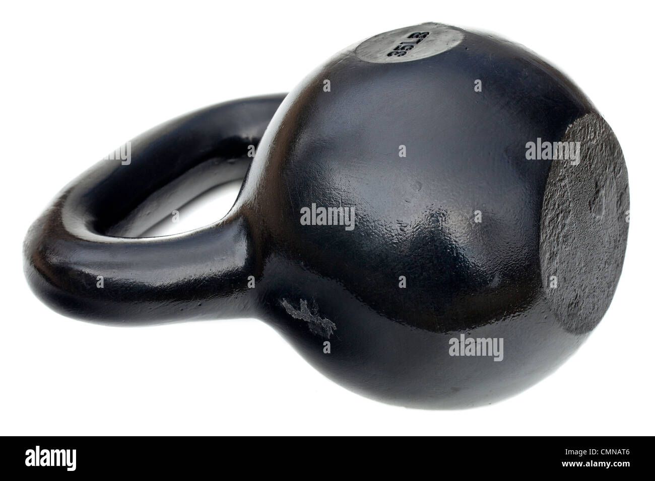 schwarz glänzend 35 lb Eisen Kettlebell für Gewichtheben und Fitness-Training, isoliert auf weiss Stockfoto
