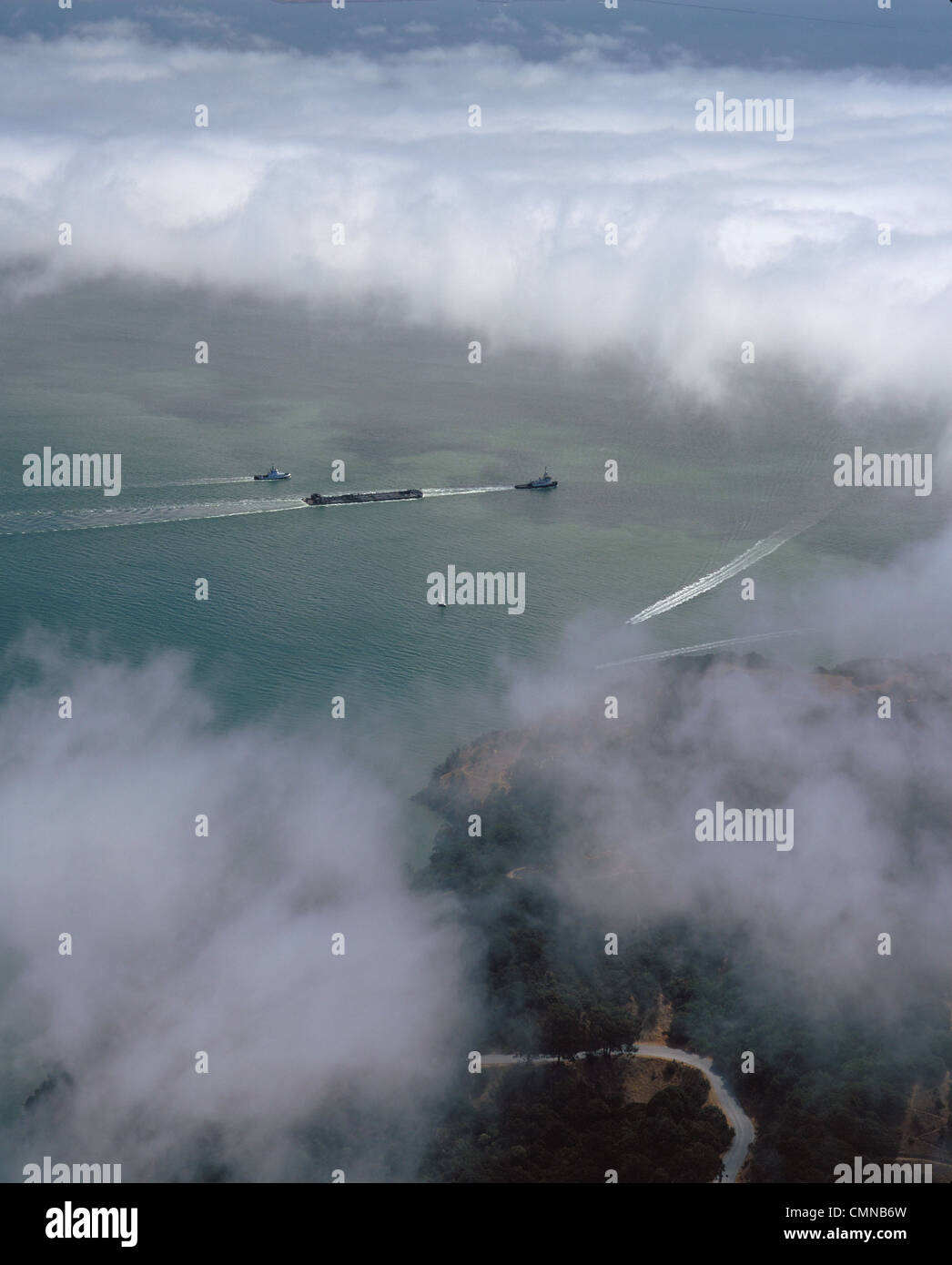 Luftbild der Schlepper ziehen Lastkahn Nebel San Francisco Bay Stockfoto