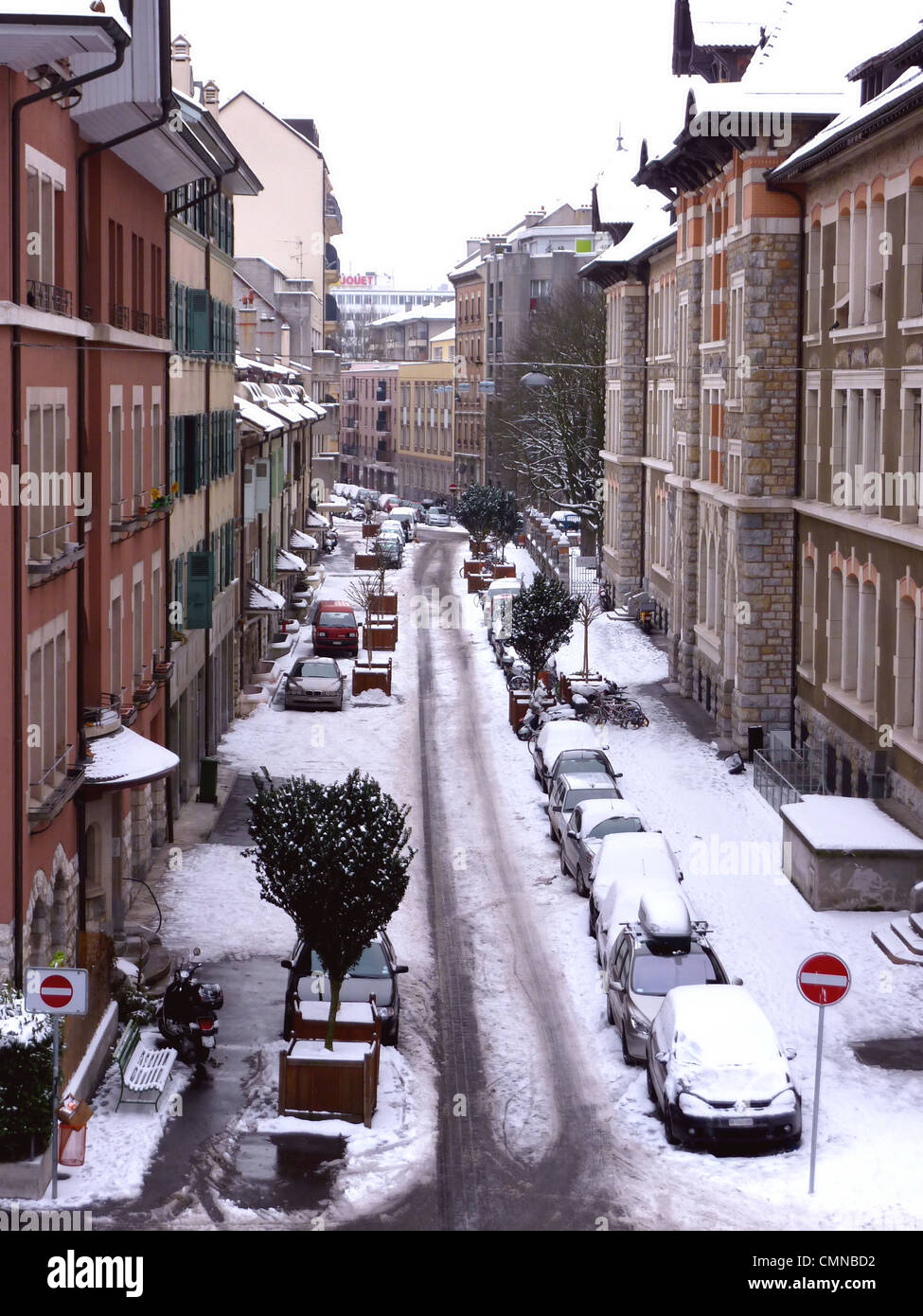 Genf verschneiten Straße mit Gebäuden und Autos, Schweiz Stockfoto