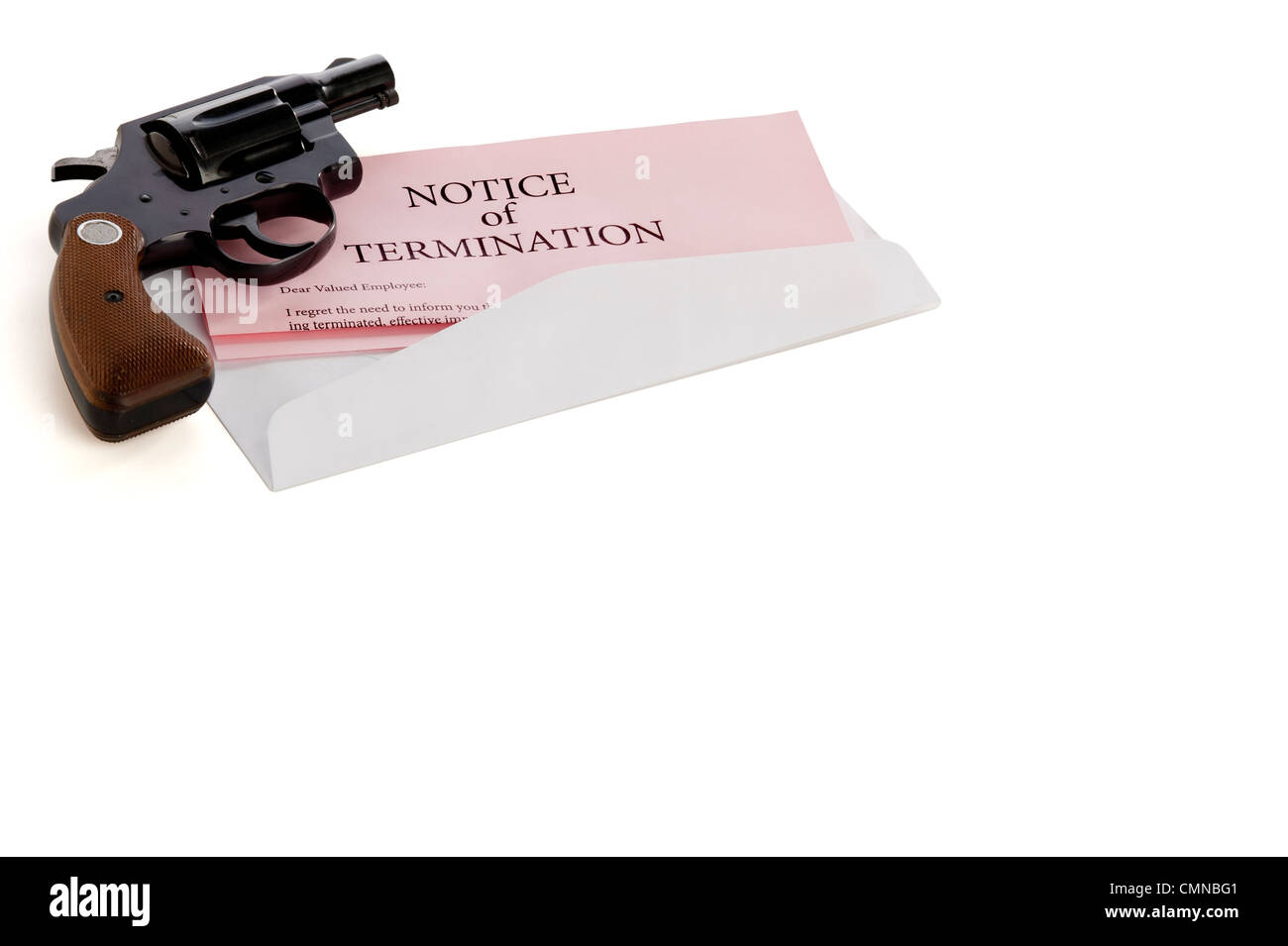 Pink-Slip Kündigung liegt auf weißem Hintergrund mit einem Gewehr liegend oben drauf Stockfoto