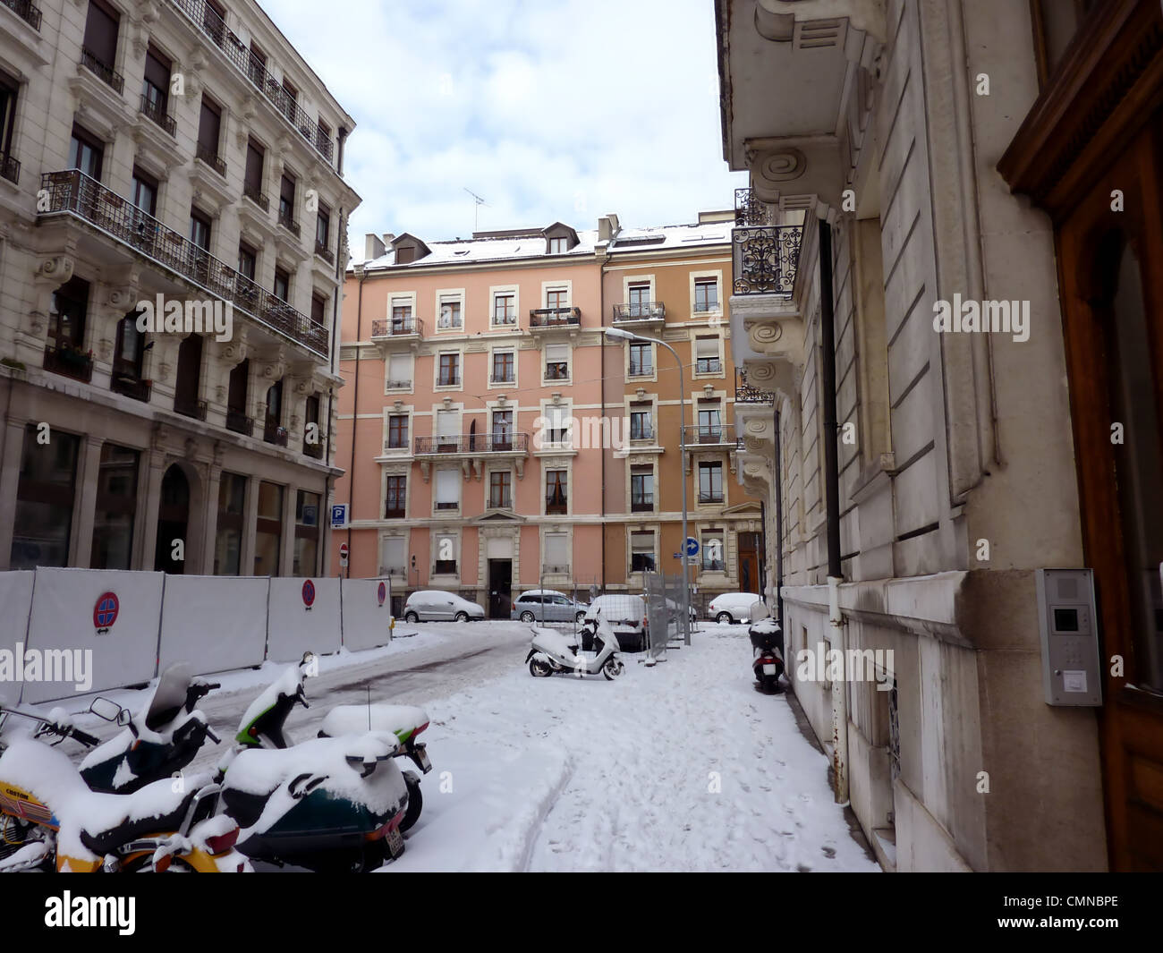 Stadtstraße und Bauten unter dem Schnee in Genf, Schweiz Stockfoto