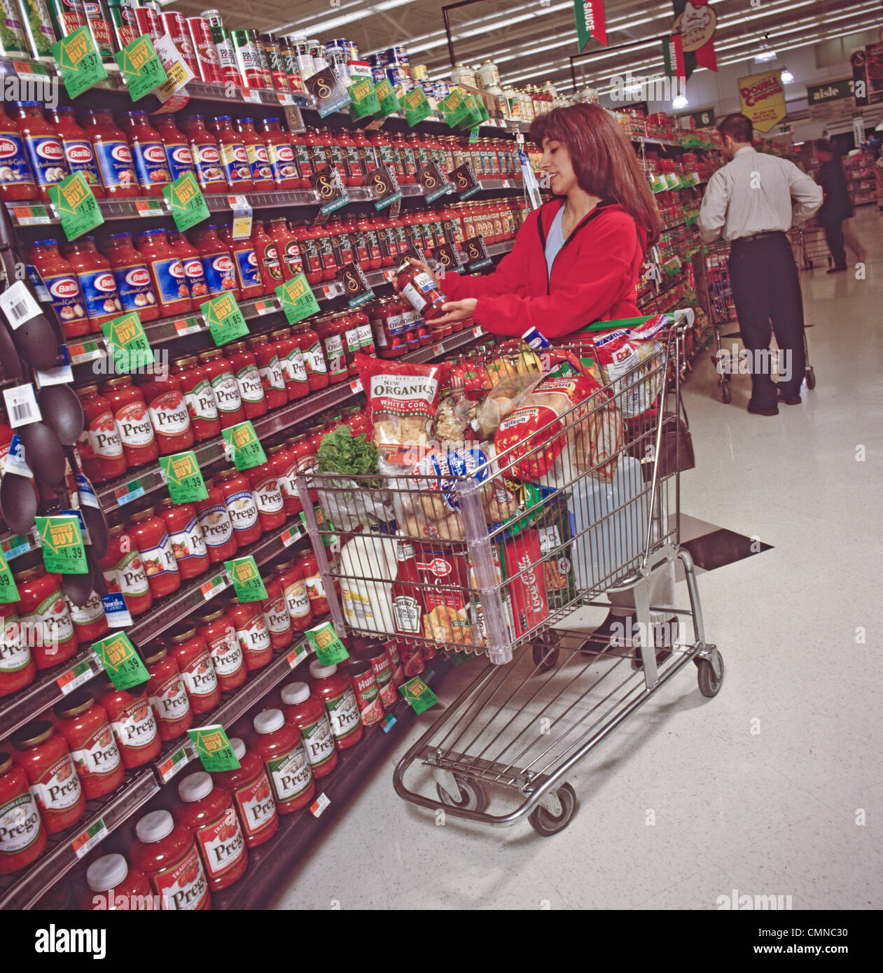 Shopper-Supermarkt-Regale. Stockfoto