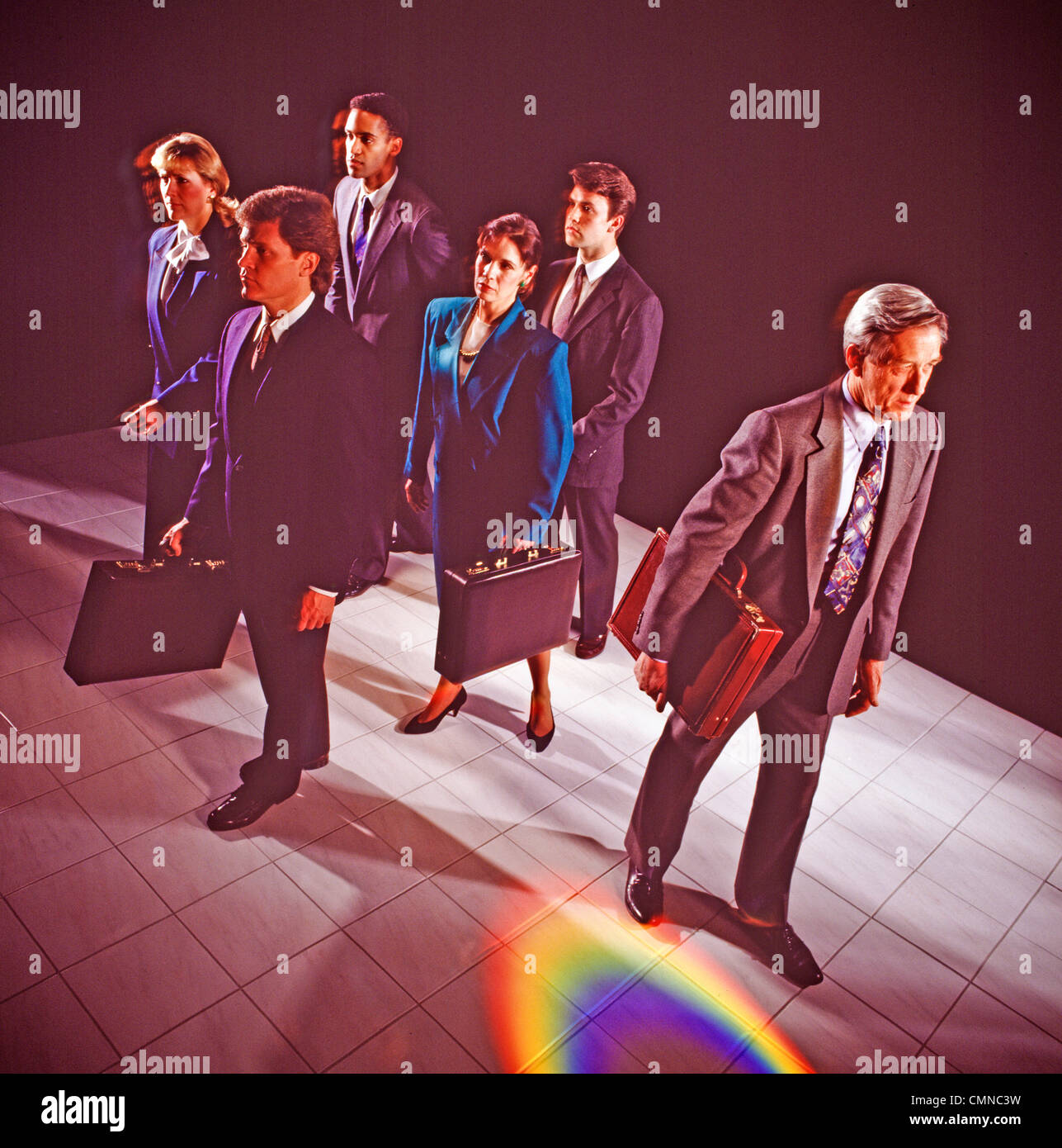 Eine Führungskraft verlässt die Gruppe für bessere Möglichkeiten, durch Rainboe Spektrum Farben symbolisiert. Stockfoto