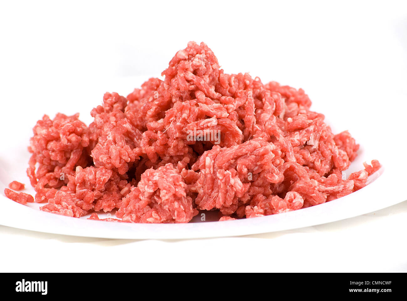 Haufen von frisches rohes Rindfleisch Hackfleisch in weißer Teller Stockfoto