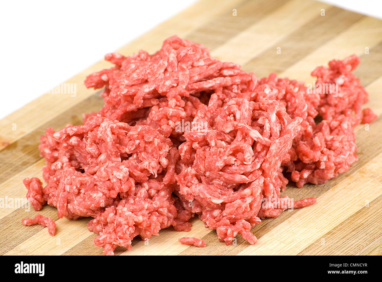 Haufen von frisches rohes Rindfleisch Hackfleisch über Bord Holzküche Stockfoto