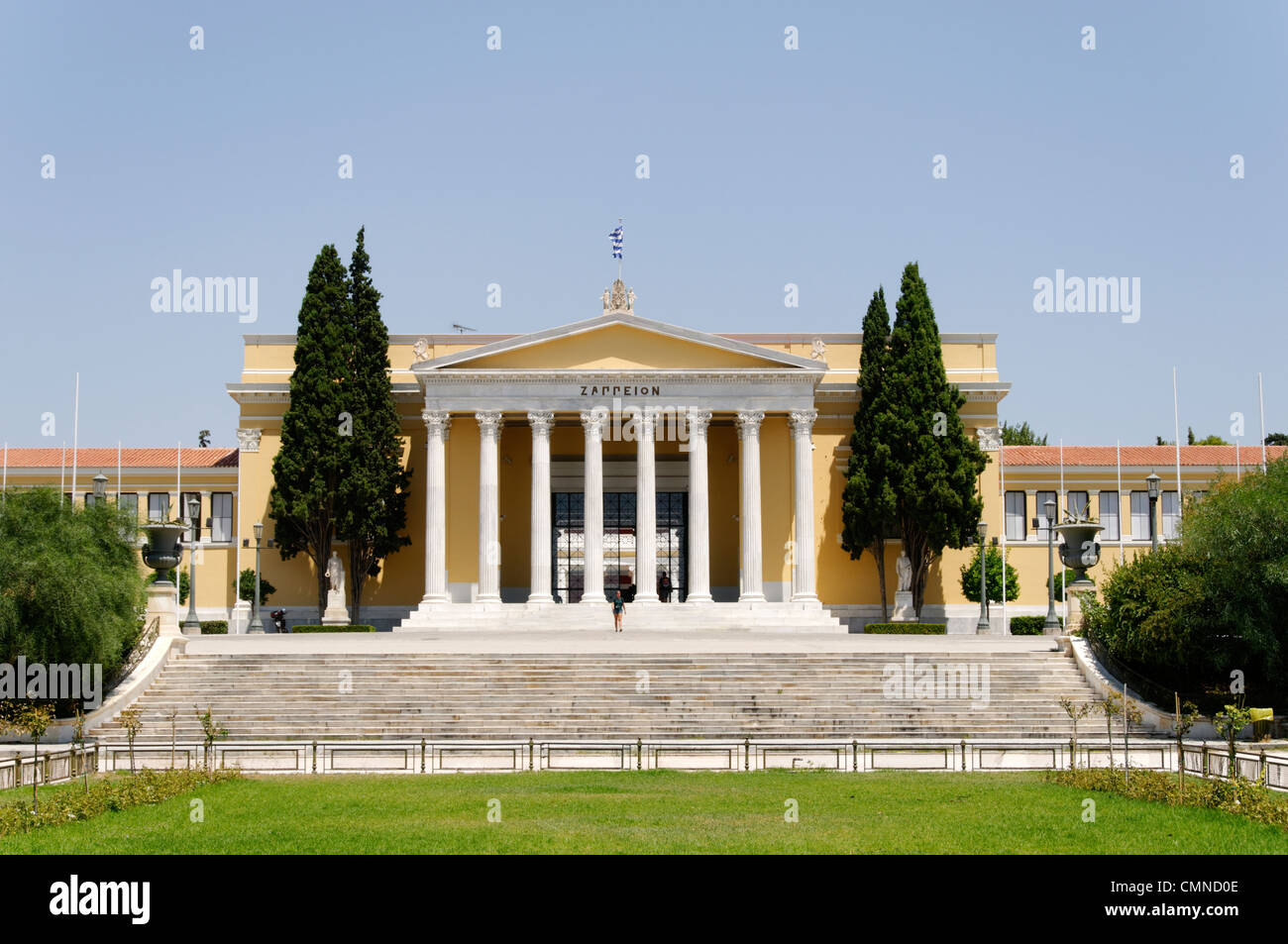 Athen. Griechenland. Blick auf die attraktiven neoklassizistischen Fassade des Zappeion befindet sich am südlichen Ende der Nationalgarten Stockfoto Athen. Griechenland. Blick auf die attraktiven neoklassizistischen Fassade des Zappeion befindet sich am südlichen Ende der Nationalgarten Stockfoto