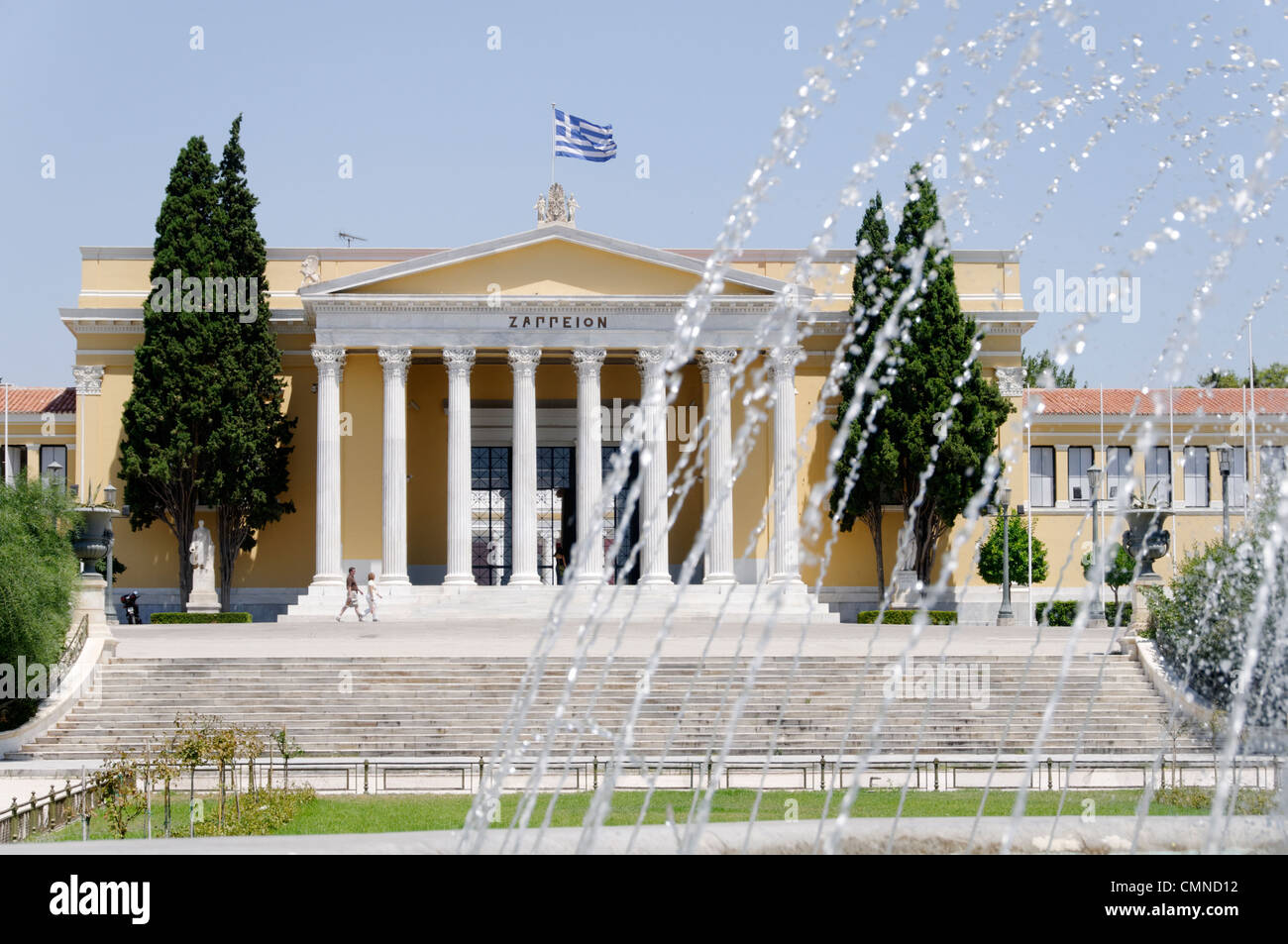 Athen. Griechenland. Blick auf die attraktiven neoklassizistischen Fassade des Zappeion befindet sich am südlichen Ende der Nationalgarten Stockfoto Athen. Griechenland. Blick auf die attraktiven neoklassizistischen Fassade des Zappeion befindet sich am südlichen Ende der Nationalgarten Stockfoto