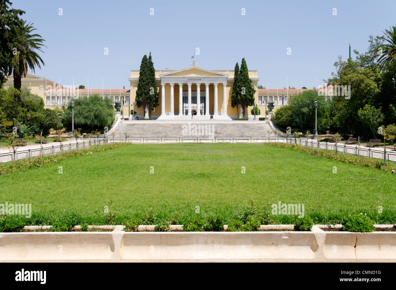Athen. Griechenland. Blick auf die attraktiven neoklassizistischen Fassade des Zappeion befindet sich am südlichen Ende der Nationalgarten Stockfoto Athen. Griechenland. Blick auf die attraktiven neoklassizistischen Fassade des Zappeion befindet sich am südlichen Ende der Nationalgarten Stockfoto