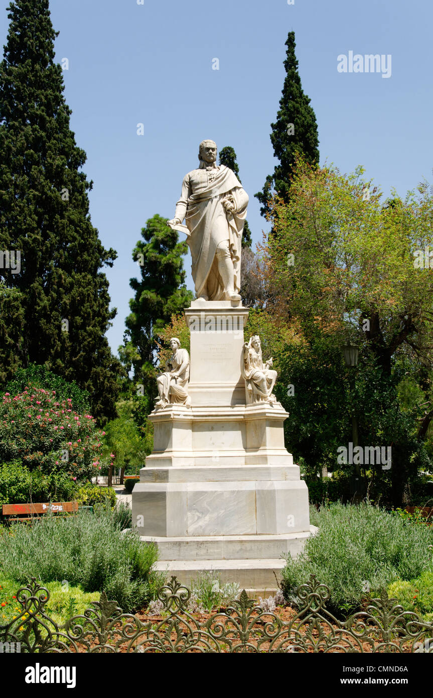 Athen. Griechenland. Blick auf die Statue und die Skulptur von Ioannis Varvakis von Leonidas Drossis im Zappeion Gardens ist ein Stockfoto Athen. Griechenland. Blick auf die Statue und die Skulptur von Ioannis Varvakis von Leonidas Drossis im Zappeion Gardens ist ein Stockfoto