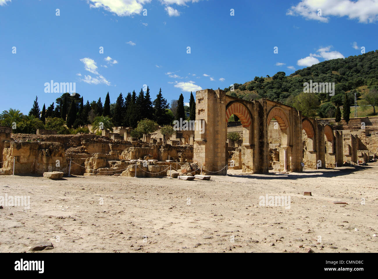 Blick auf die Ruinen des Portikus Medina Azahara (Madinat al-Zahra), in der Nähe von Cordoba, Andalusien, Spanien, Europa. Stockfoto