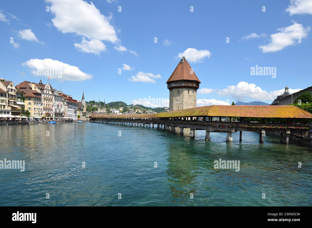 Der Fluss Reuss Uferpromenade der Stadt Luzern mit der berühmten Kapellbrucke-Brücke, erbaut im Jahre 1333. Stockfoto