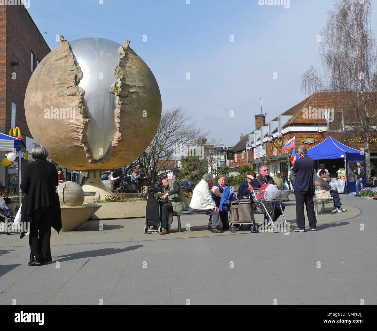 Horsham das Bistum mit Rising Universe oder Shelley Brunnen Stockfoto