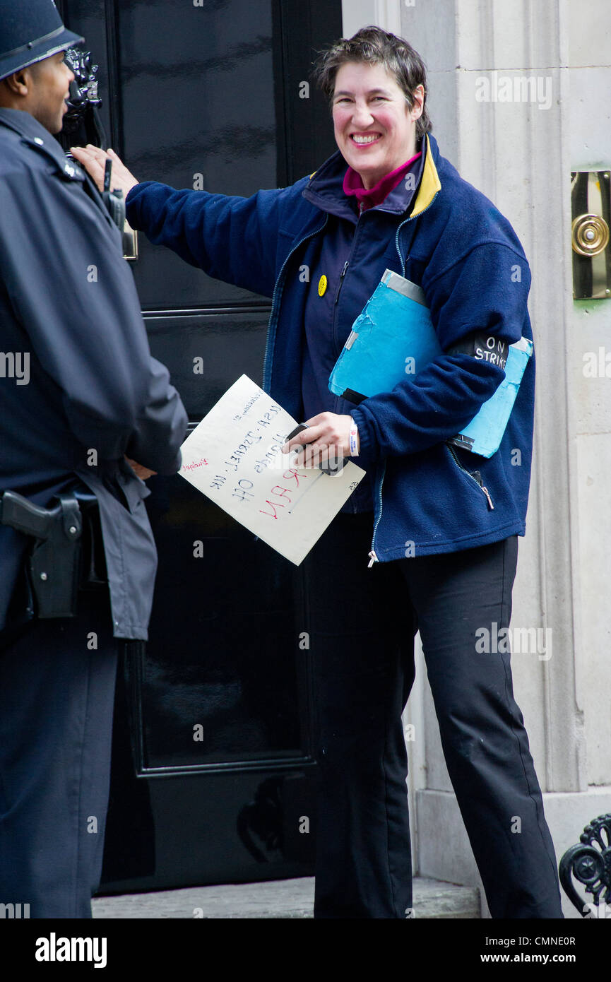 Maria Gallestegui, (R) des Friedens Streik, liefert ein Anti Krieg Brief an Nummer 10 Downing Street Stockfoto