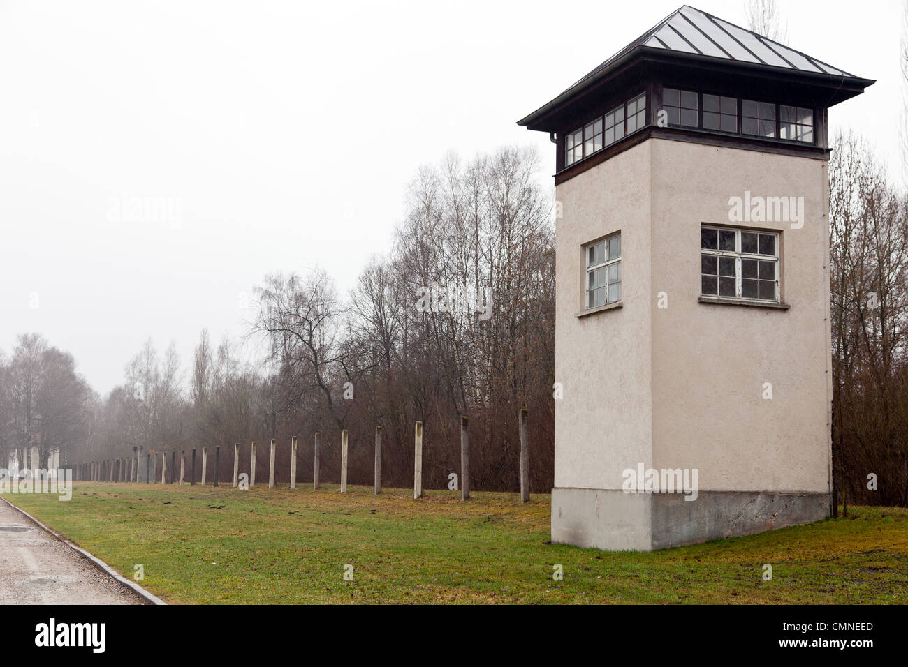 Ein Wachposten Ausschau Wachturm befindet sich entlang der Umzäunung im KZ Dachau, Bayern, Deutschland Stockfoto