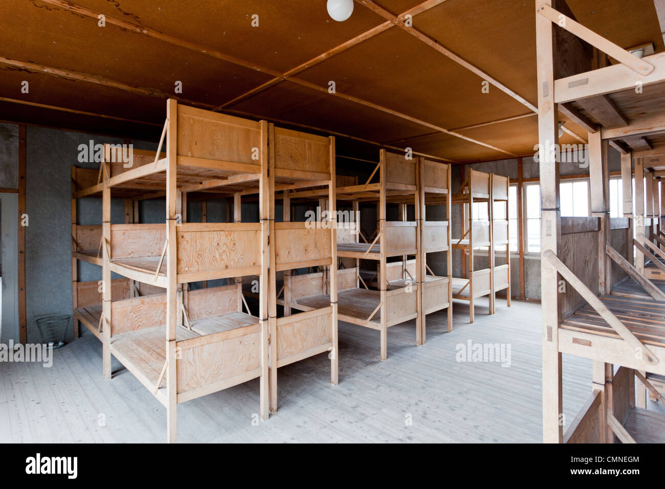 Wohnheim Bereich im KZ Dachau, Deutschland. Dreifache Höhe hölzernen Kojen für die Gefangenen in den Schlafsaal Kasernen. Stockfoto