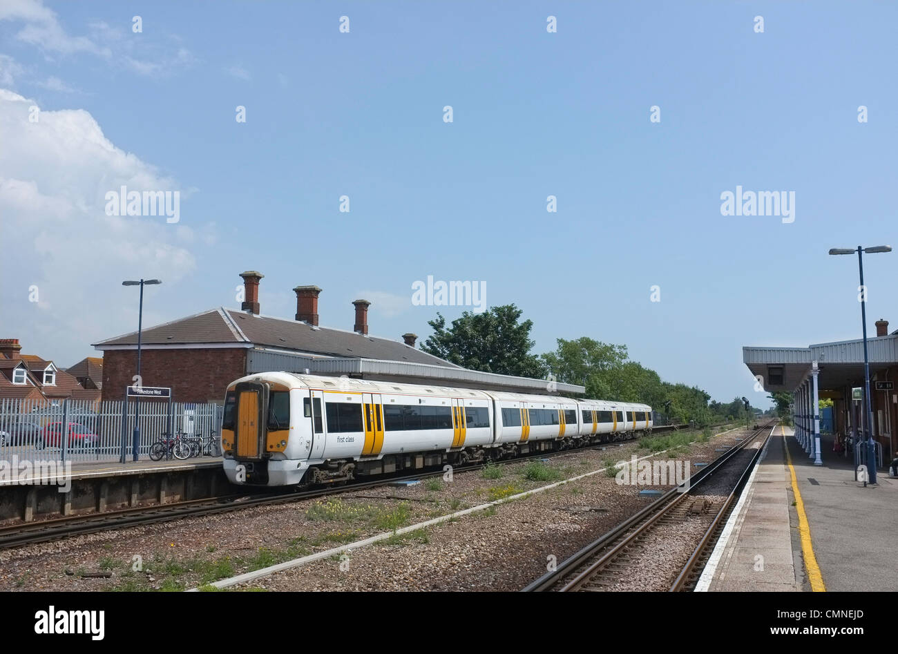 Pendler Zug in den Bahnhof in Folkestone West, Kent, UK Stockfoto