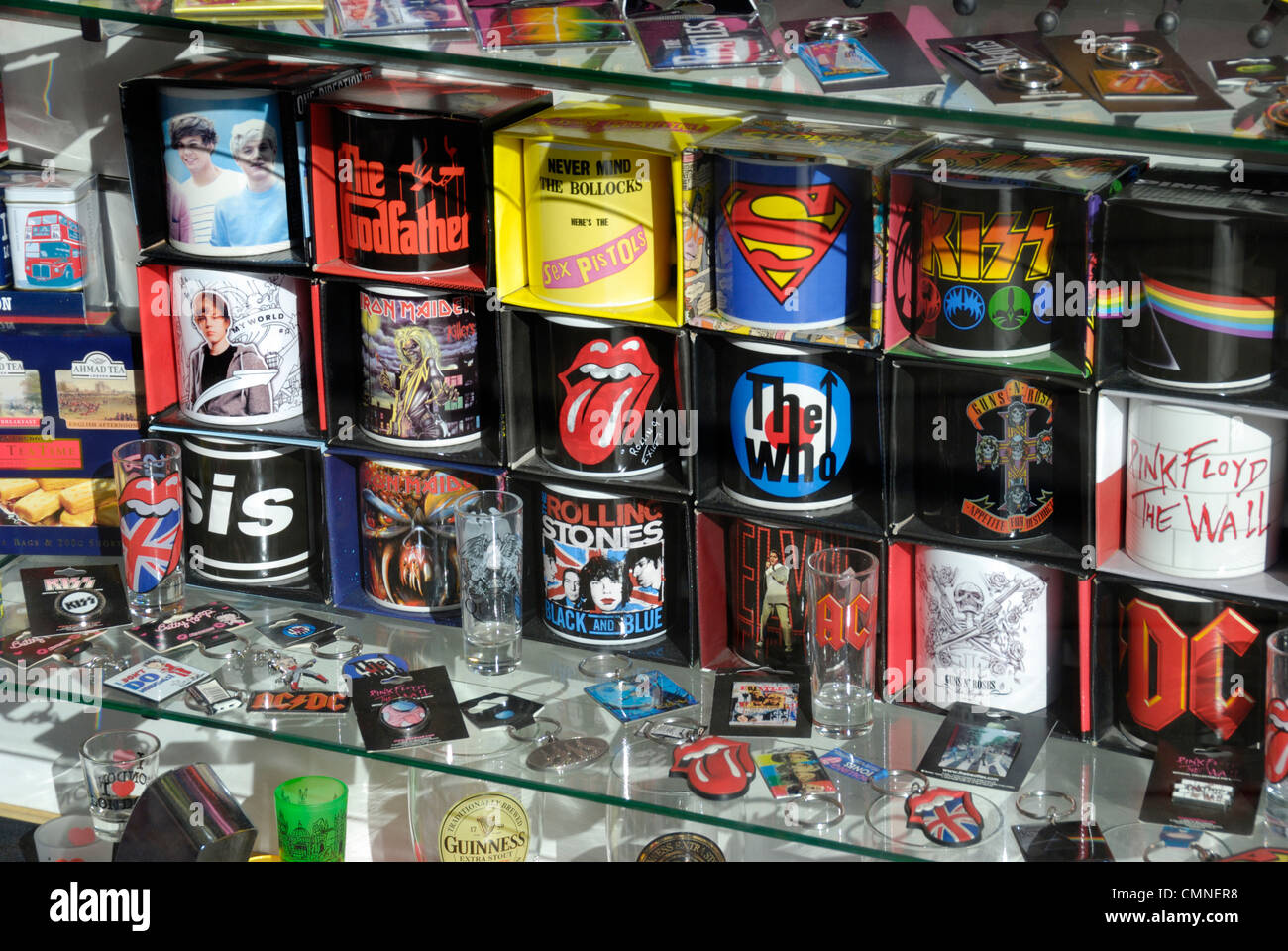 Britische Rock-Band Souvenir Tassen in einem Schaufenster Stockfoto
