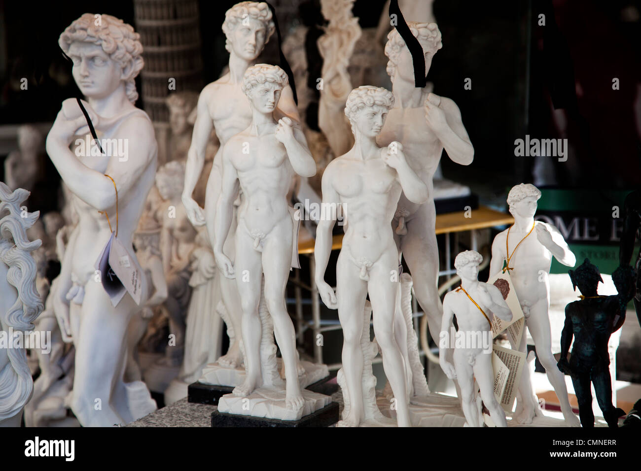 Statuetten von David von Michaelangello auf den Verkauf in einem touristischen stall in Florenz, Italien. Stockfoto