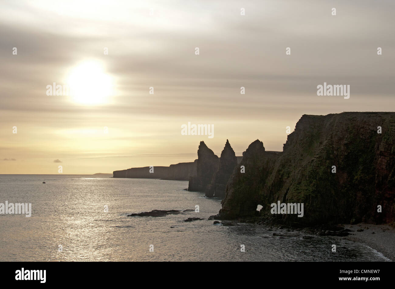 Die Duncansby Stacks und die Thirle Tür Rock arch, Duncansby Head, Caithness, Schottland Stockfoto
