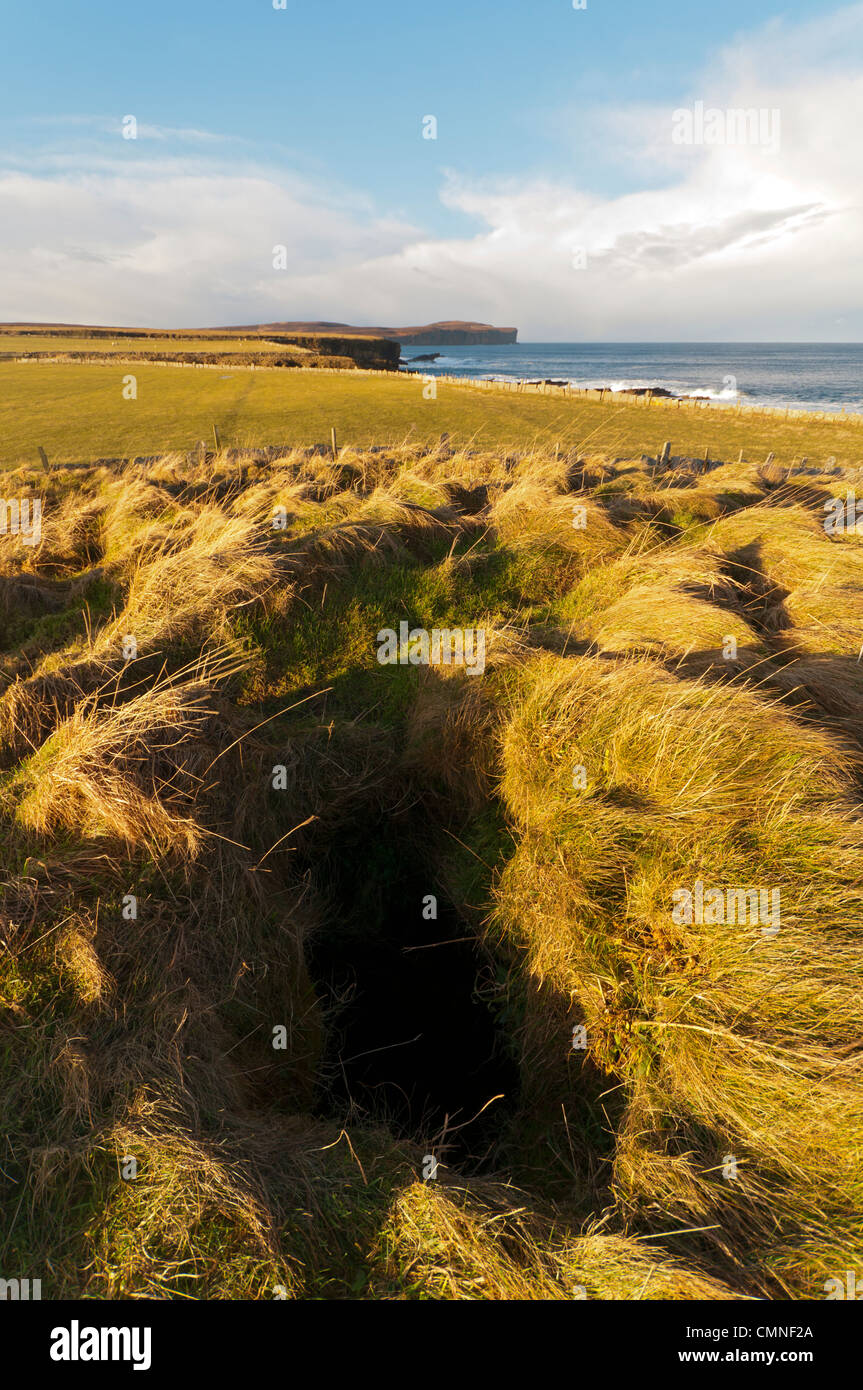 Dunnet Head aus einem prähistorischen chambered Cairn in der Nähe von Schinken, Caithness, Schottland, UK Stockfoto