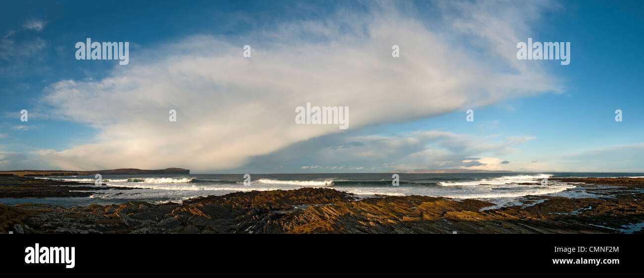 Cumulonimbus Dusche Wolke über den Pentland Firth, Caithness, Schottland, UK. Dunnet Head links und Hoy, Orkney Inseln, rechts. Stockfoto