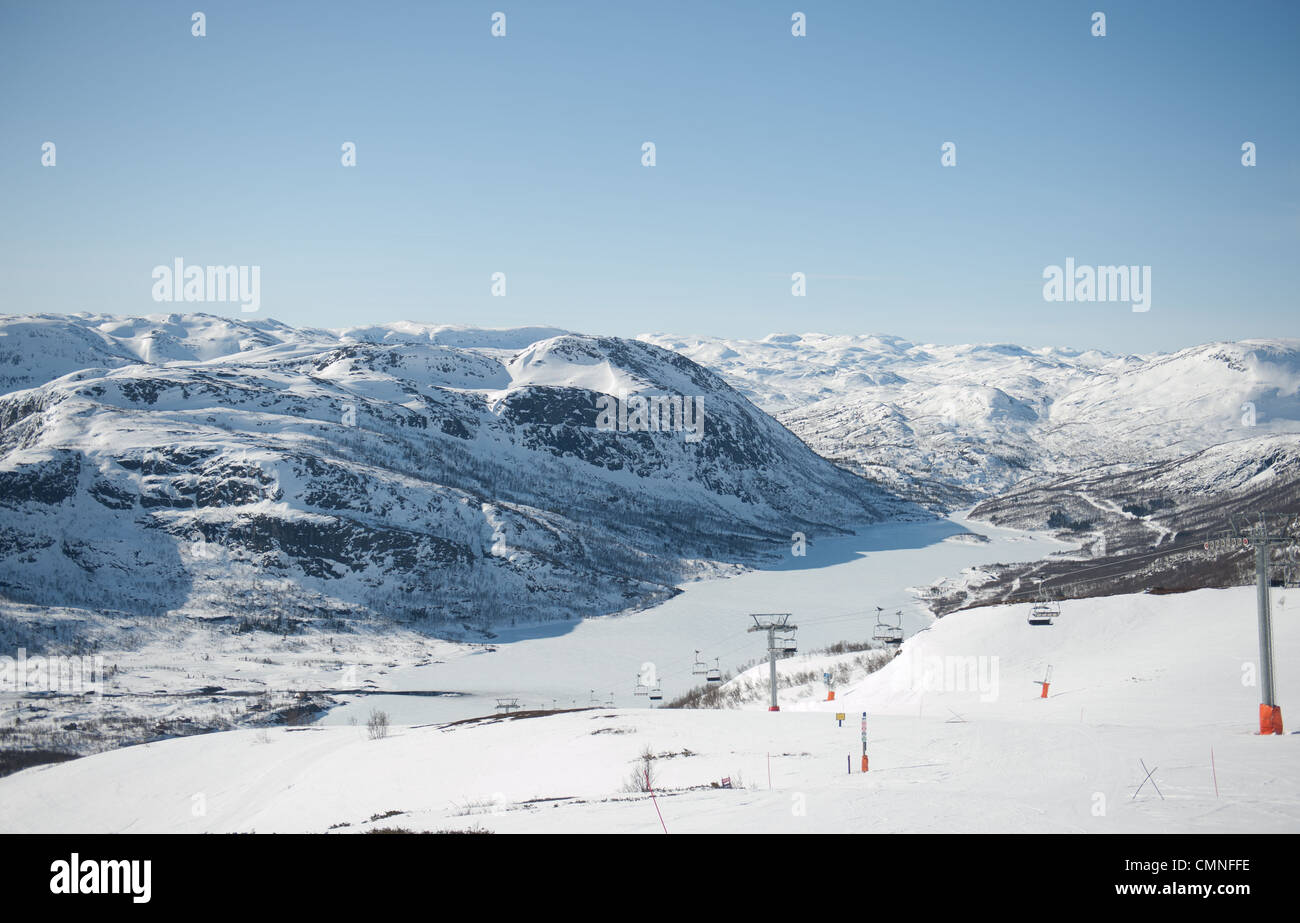 Blick von den Skipisten von Schlinge Berg zum Dorf von Hovden und Breivevatnet in Aust-Agder, Süd-Norwegen Stockfoto