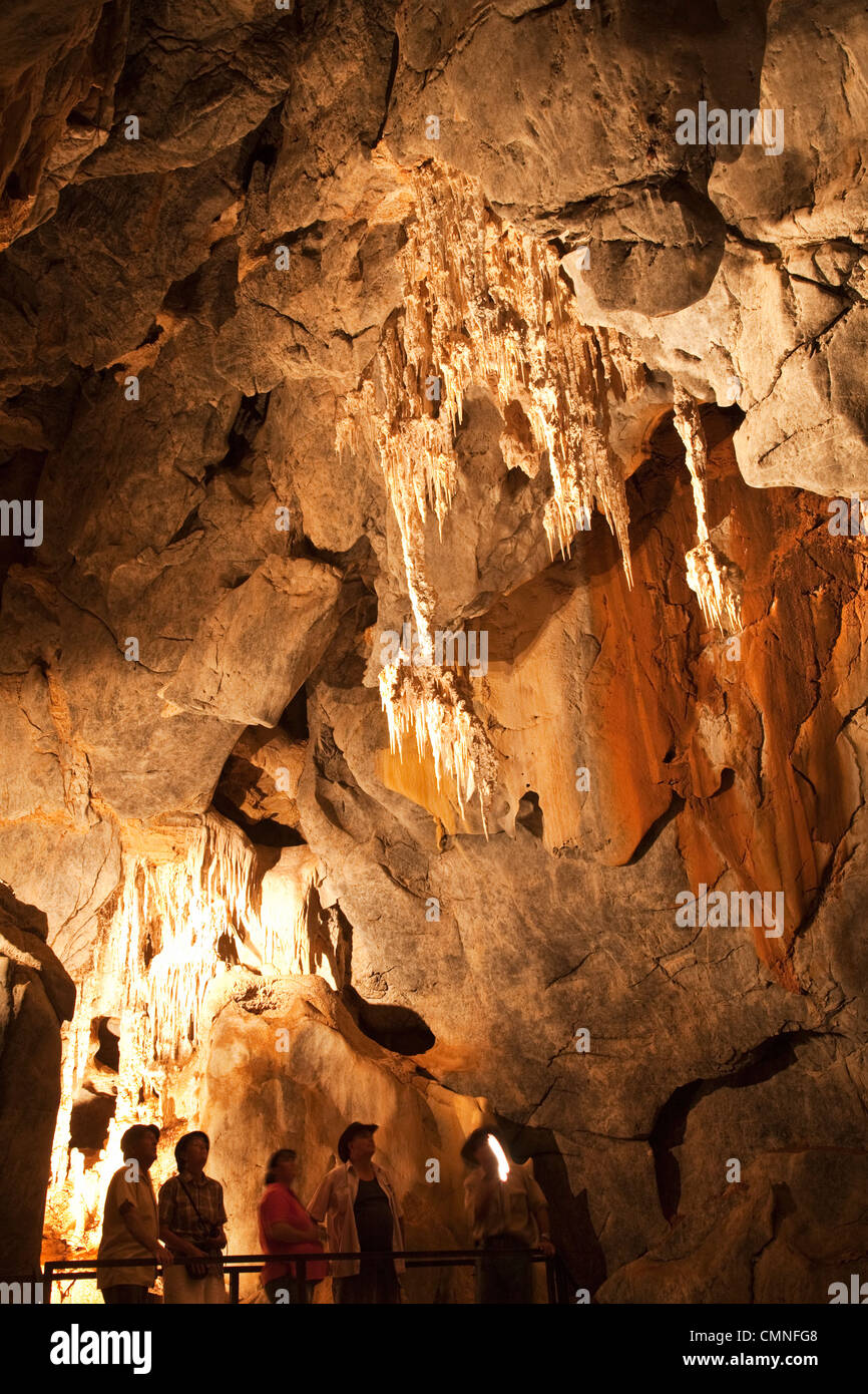 Touristen, die Anzeigen von Kalkstein Felsformationen in den Mungana Höhlen.  Chillago, Queensland, Australien Stockfoto
