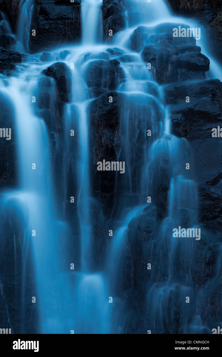 Wasserfall fließt nach unten aus Cullin Hills, Isle Of Skye, innere Hebriden, Schottland, Großbritannien. Stockfoto